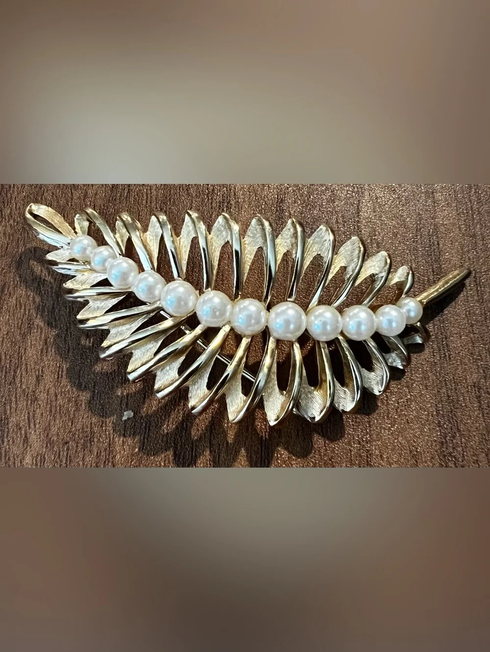 Vintage CROWN TRIFARI Faux Pearl & Gold Tone Feather BROOCH Retro Classic